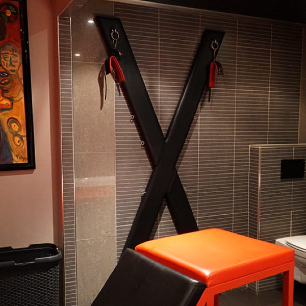 Andreaskreuz Swingerclub Farell Lounge
